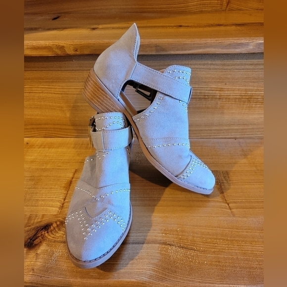 Qupid Shoes - Qupid light grey riveted detail buckle bootie 5.5